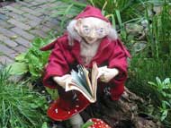 Flo op een grote paddestoel, gemaakt van Fimo.