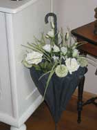 Zinken paraplu, opgevuld met bloemen